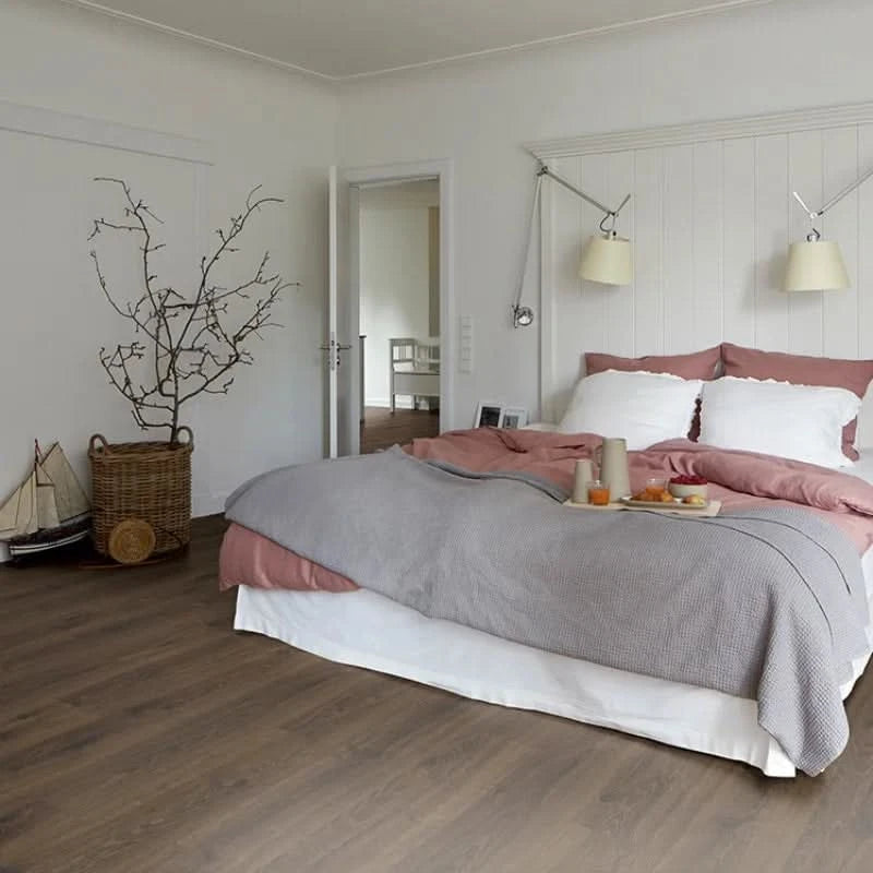 Завантажте зображення в засіб перегляду галереї, smoked mil oak plank laminate flooring displayed in a bedroom