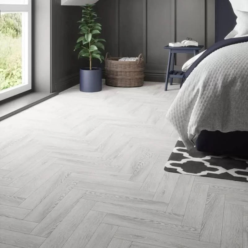 Завантажте зображення в засіб перегляду галереї, kittila oak herringbone laminate flooring on display in a bedroom