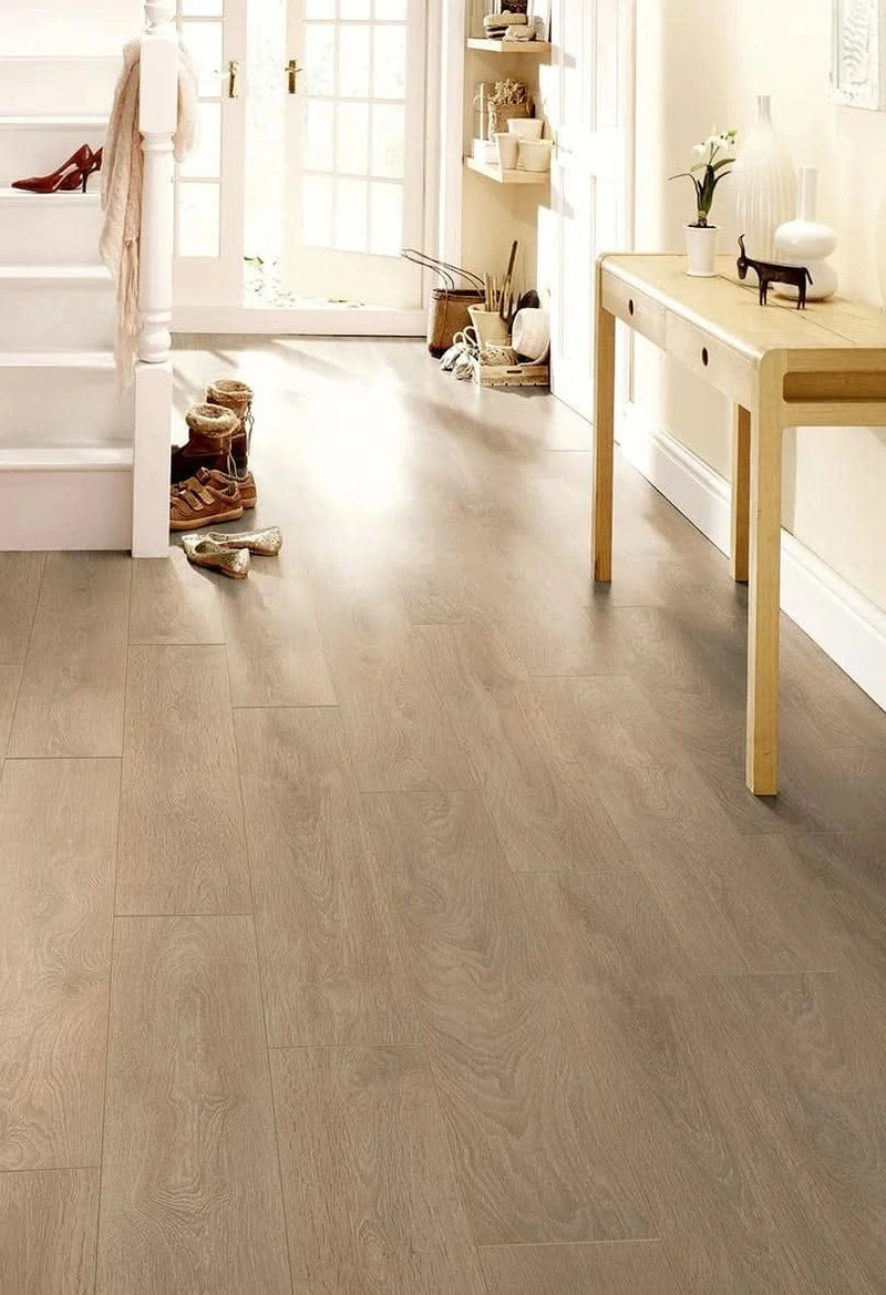 Завантажте зображення в засіб перегляду галереї, light brushed oak laminate flooring on display in a hallway