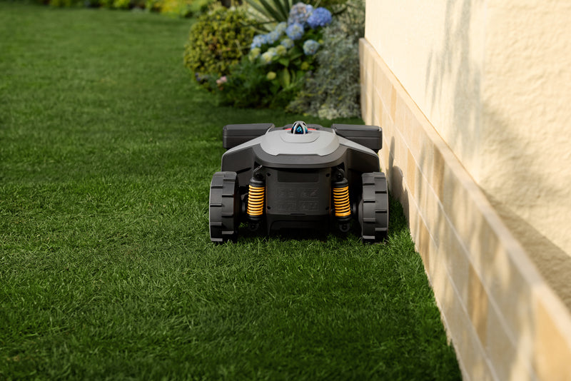 Завантажте зображення в засіб перегляду галереї, Roborock RockMow Z120 4 Wheel Drive LiDAR Robotic Mower | 2000m2 | Z120LIDAR