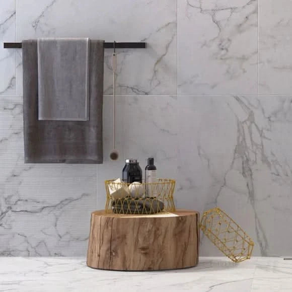 Завантажте зображення в засіб перегляду галереї, rigato decor calacatta tile 80x80cm displayed in a bathroom