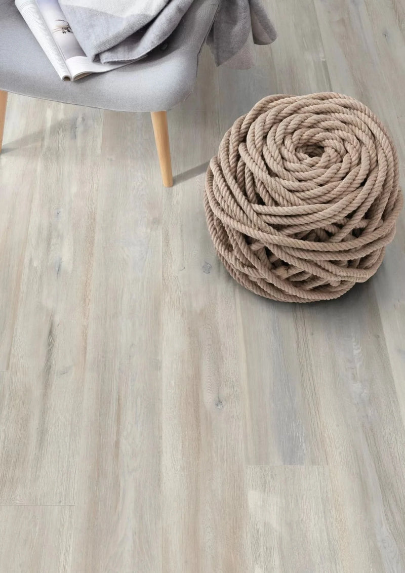 Załaduj obraz do przeglądarki galerii, natural abergele oak laminate flooring displayed in a home