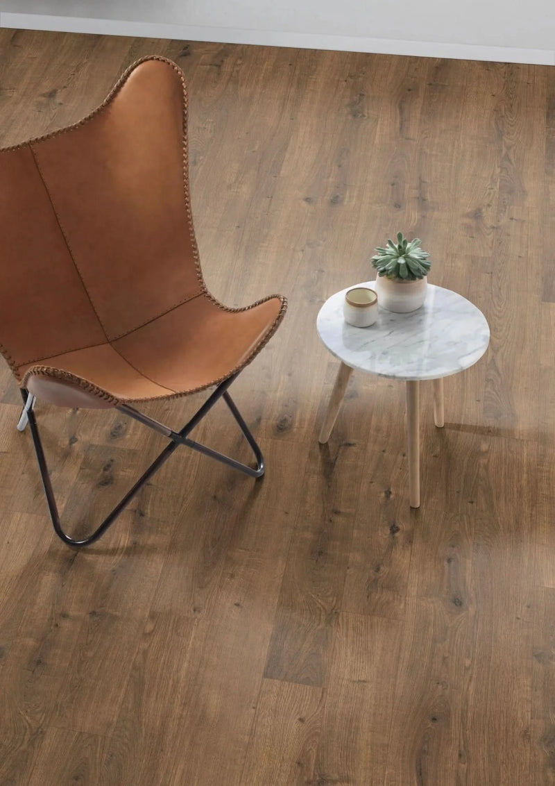 Załaduj obraz do przeglądarki galerii, dark dunnington oak aqua laminate flooring on display in a home setting