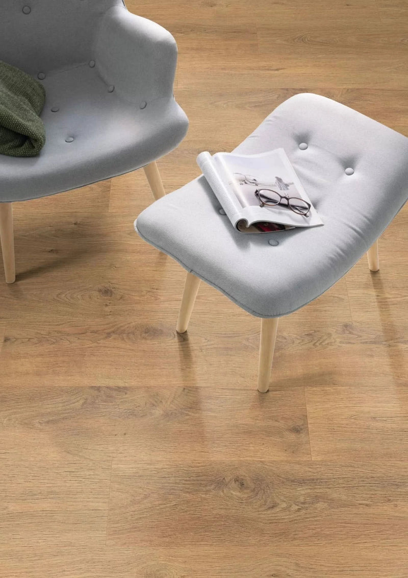 Załaduj obraz do przeglądarki galerii, natural grayson oak laminate flooring displayed in a home