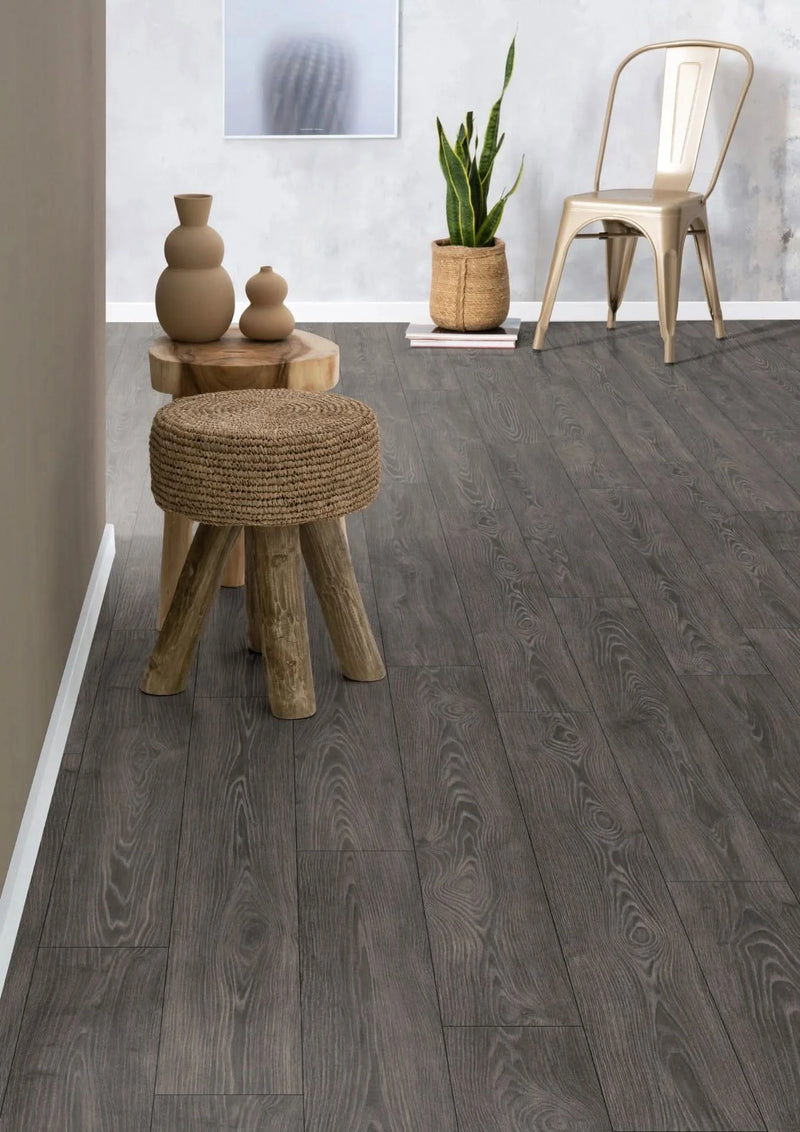 Załaduj obraz do przeglądarki galerii, moor acacia laminate flooring on display in a hallway
