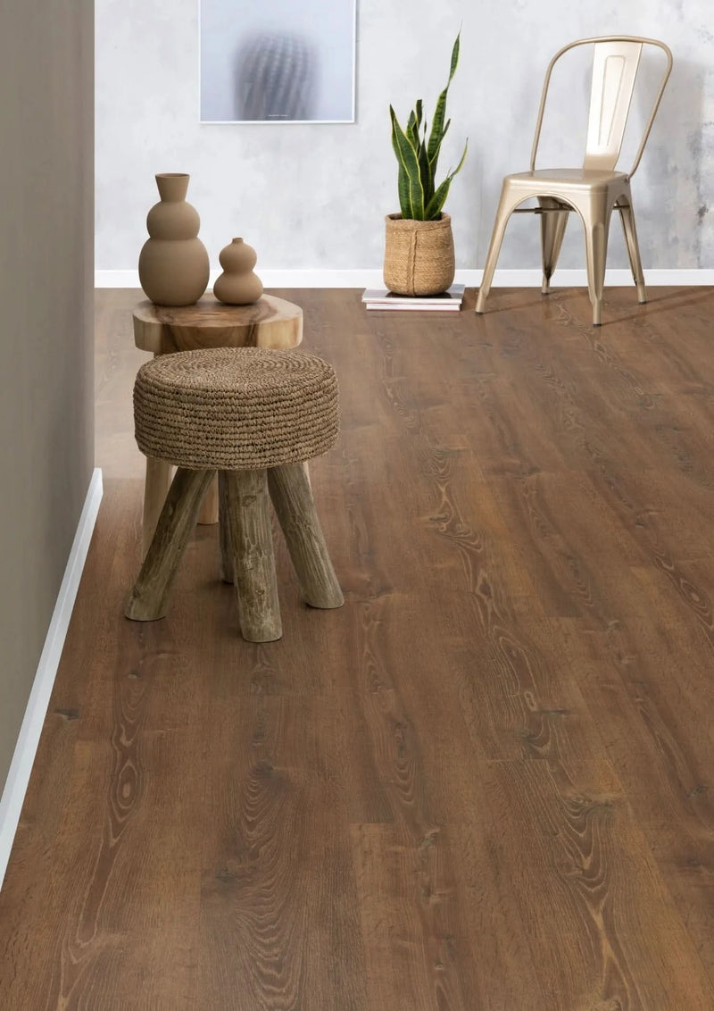 Завантажте зображення в засіб перегляду галереї, tobacco bayford oak laminate flooring displayed in a hallway