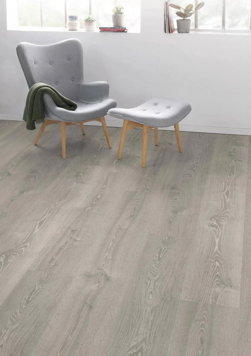 Завантажте зображення в засіб перегляду галереї, white raydon oak laminate flooring displayed in a living area
