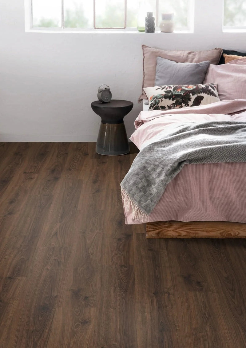 Załaduj obraz do przeglądarki galerii, lasken oak laminate flooring on display in a bedroom
