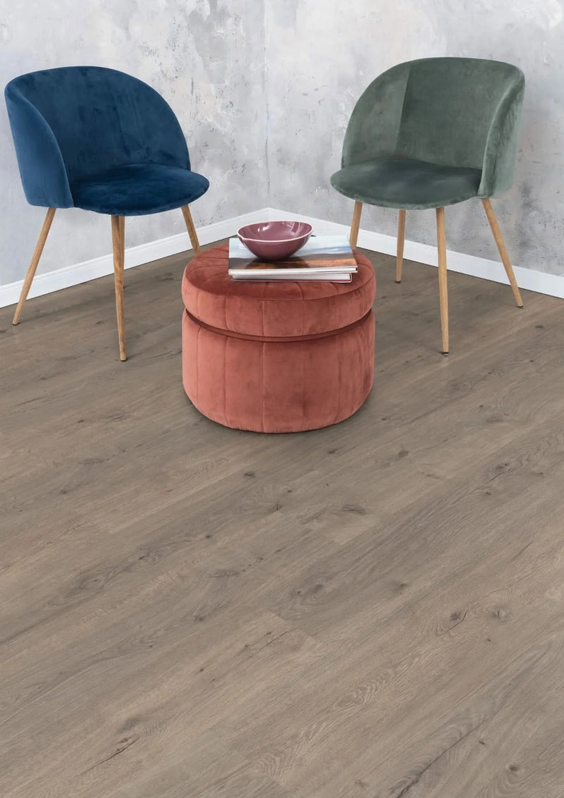 Załaduj obraz do przeglądarki galerii, murom oak grey laminate flooring displayed in a living area