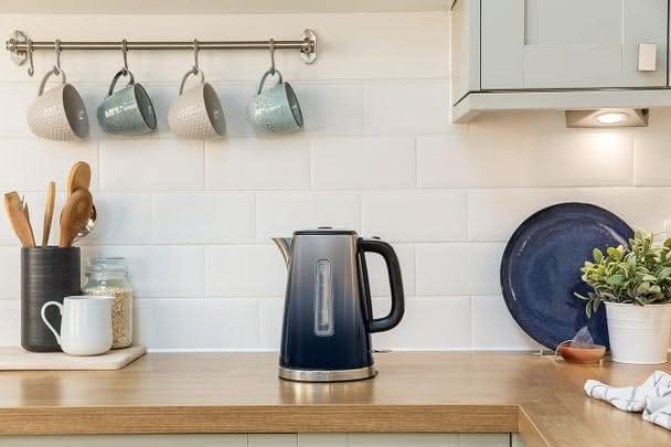 Завантажте зображення в засіб перегляду галереї, russell hobbs eclipse kettle in midnight blue on the kitchen