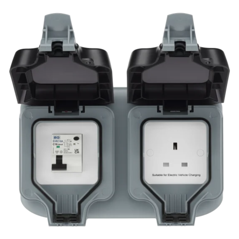 Załaduj obraz do przeglądarki galerii, Luceco Masterplug Weatherproof Outdoor EV Charging Socket | IP66 | 13A | Type A RCBO Protection | EVH132S1SPA-MP
