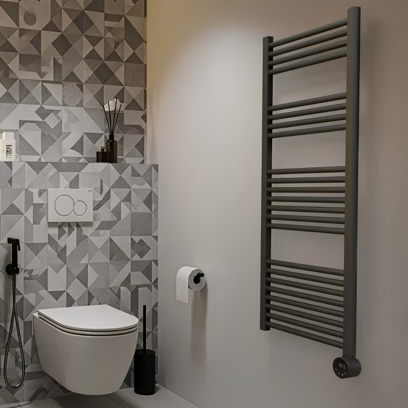 Załaduj obraz do przeglądarki galerii, Luceco Masterplug Smartenergy Towel Rail | 1000W | 1250X500Mm | Anthracite Grey | TWL100G125-MP

