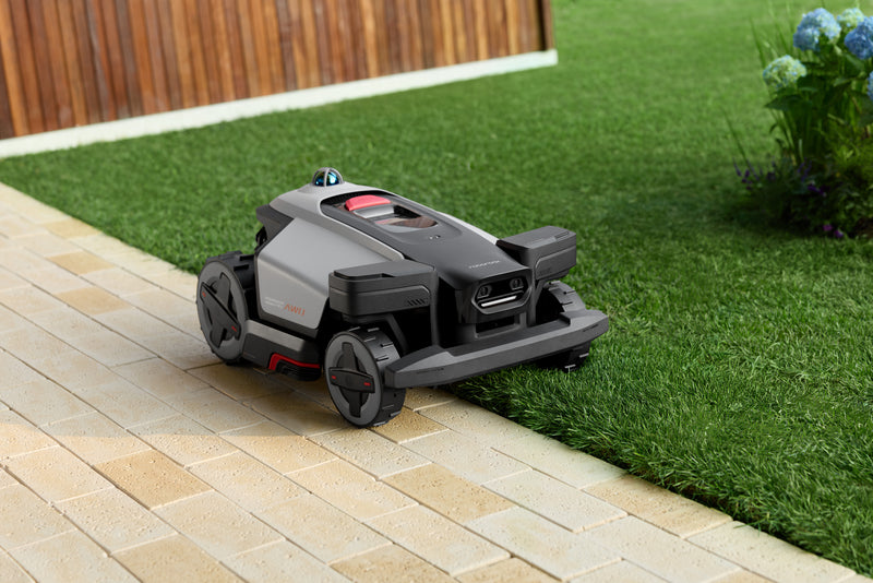 Завантажте зображення в засіб перегляду галереї, Roborock RockMow Z120 4 Wheel Drive LiDAR Robotic Mower | 2000m2 | Z120LIDAR
